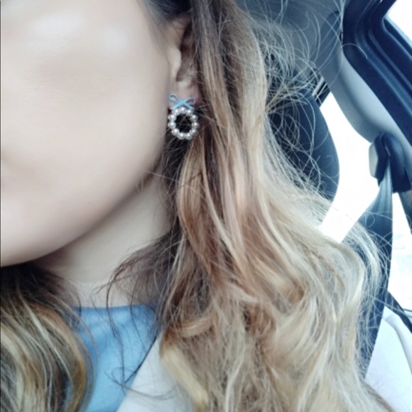 🎀 New - Faux Pearl Bow Earrings - Picture 5 of 8